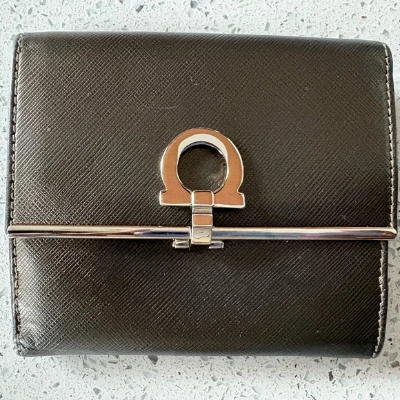 Women’s SALVATORE FERRAGAMO EUC Gold Bronze Metallic Trifold Wallet with Clasp - Picture 2 of 10